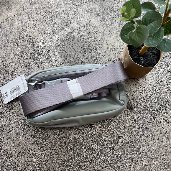 🤍 LULULEMON NWT Belt Bag - Silver Drop/Grey/White - Picture 6 of 7
